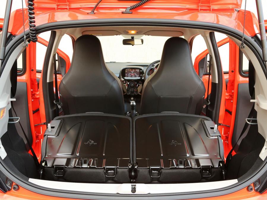  Toyota Aygo x-cite 5-Door 2014 года  (UK) (фото 9 из 18)